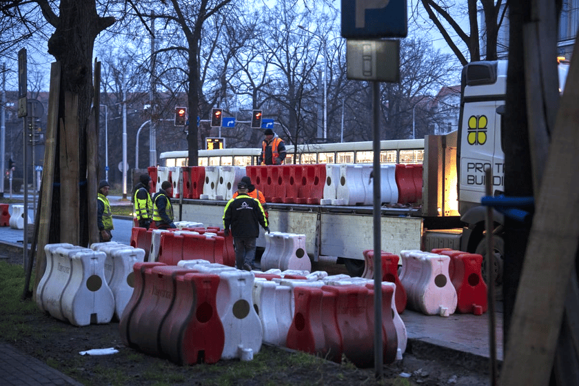 Powiększ obraz: Wygrodzenie remontowanej części poza jezdnią na ul. Powstańców Śląskich.