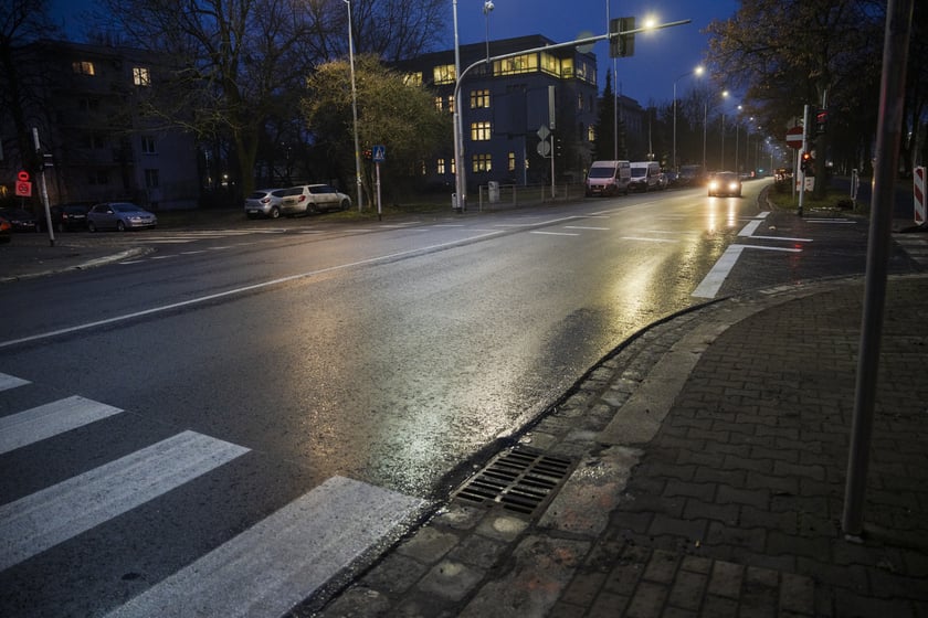 Powiększ obraz: Odcinek ul. Powstańców Śląskich wyremontowany w ramach programu Wrocław na Dobrej Drodze