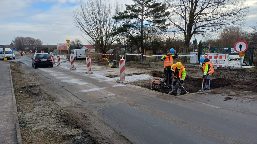 Powiększ obraz: Widok na ul. Żwirki i Wigury Zachodnią - robotnicy podczas prac z I etapu robót.