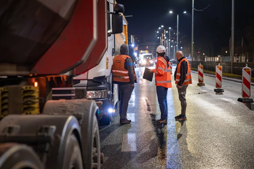 Powiększ obraz: Nocne frezowanie asfaltu na odcinku ul. Powstańców Śląskich między Orlą i Krzycką.