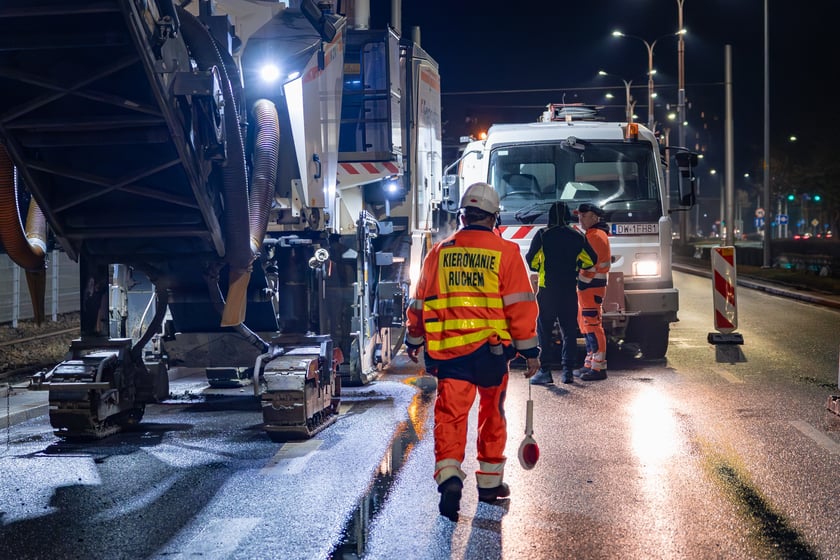 Powiększ obraz: Nocne frezowanie asfaltu na odcinku ul. Powstańców Śląskich między Orlą i Krzycką.