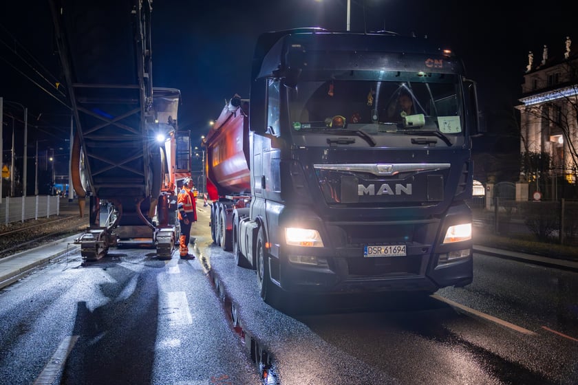 Powiększ obraz: Nocne frezowanie asfaltu na odcinku ul. Powstańców Śląskich między Orlą i Krzycką.