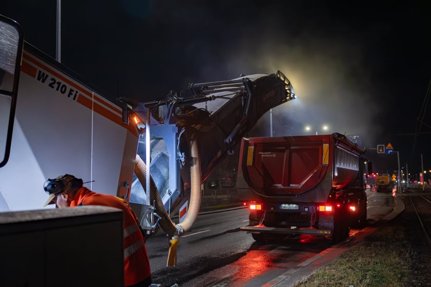Powiększ obraz: Nocne frezowanie asfaltu na odcinku ul. Powstańców Śląskich między Orlą i Krzycką.