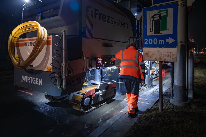 Powiększ obraz: Nocne frezowanie asfaltu na odcinku ul. Powstańców Śląskich między Orlą i Krzycką.