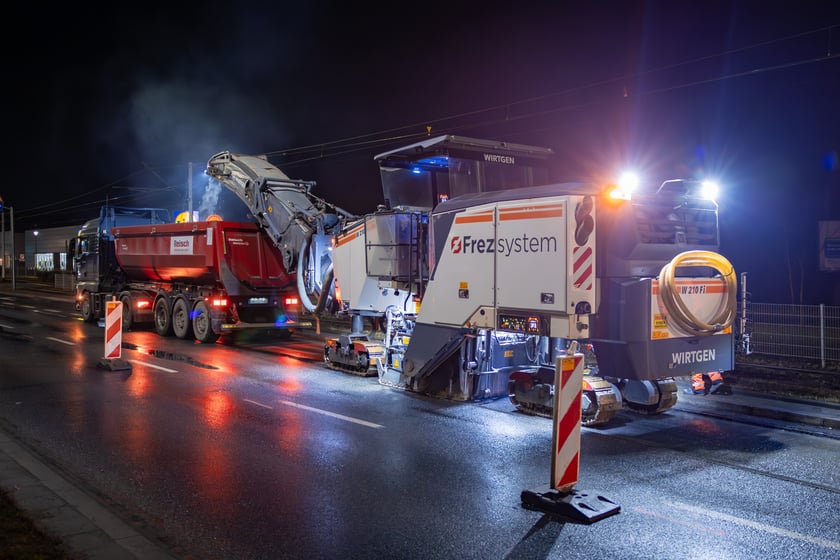 Powiększ obraz: Nocne frezowanie asfaltu na odcinku ul. Powstańców Śląskich między Orlą i Krzycką.