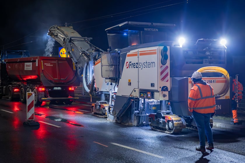 Powiększ obraz: Nocne frezowanie asfaltu na odcinku ul. Powstańców Śląskich między Orlą i Krzycką.
