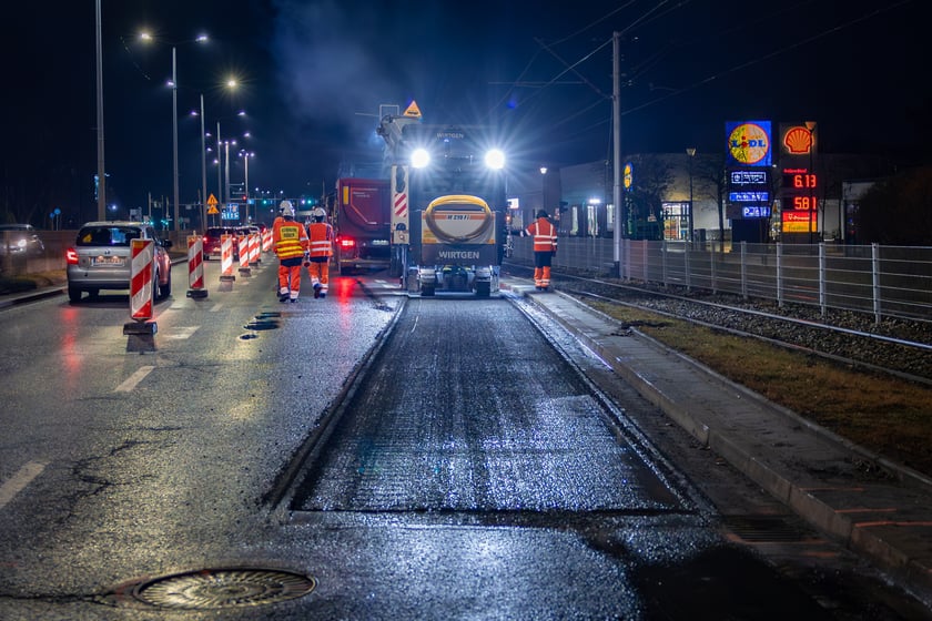 Powiększ obraz: Nocne frezowanie asfaltu na odcinku ul. Powstańców Śląskich między Orlą i Krzycką.