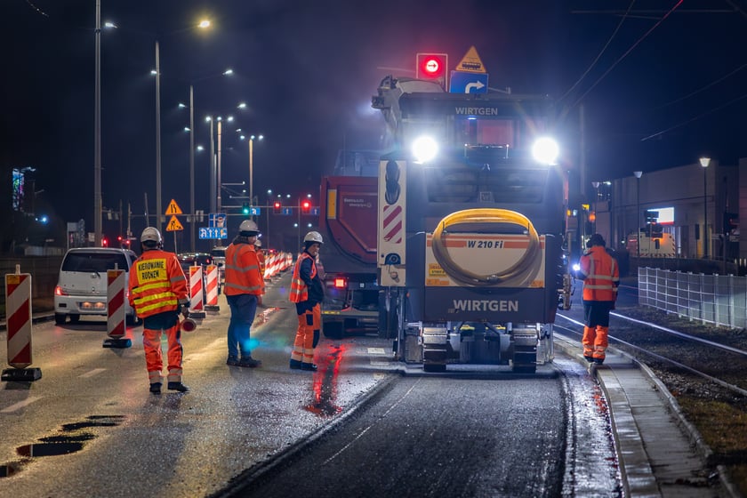 Powiększ obraz: Nocne frezowanie asfaltu na odcinku ul. Powstańców Śląskich między Orlą i Krzycką.