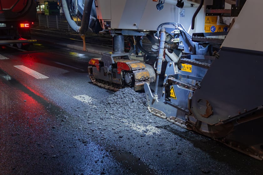 Powiększ obraz: Nocne frezowanie asfaltu na odcinku ul. Powstańców Śląskich między Orlą i Krzycką.