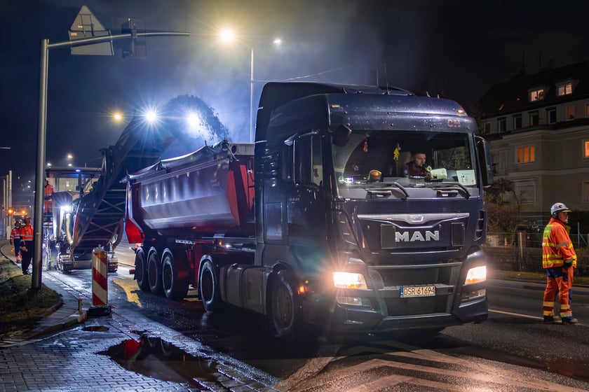 Powiększ obraz: Nocne frezowanie asfaltu na odcinku ul. Powstańców Śląskich między Orlą i Krzycką.