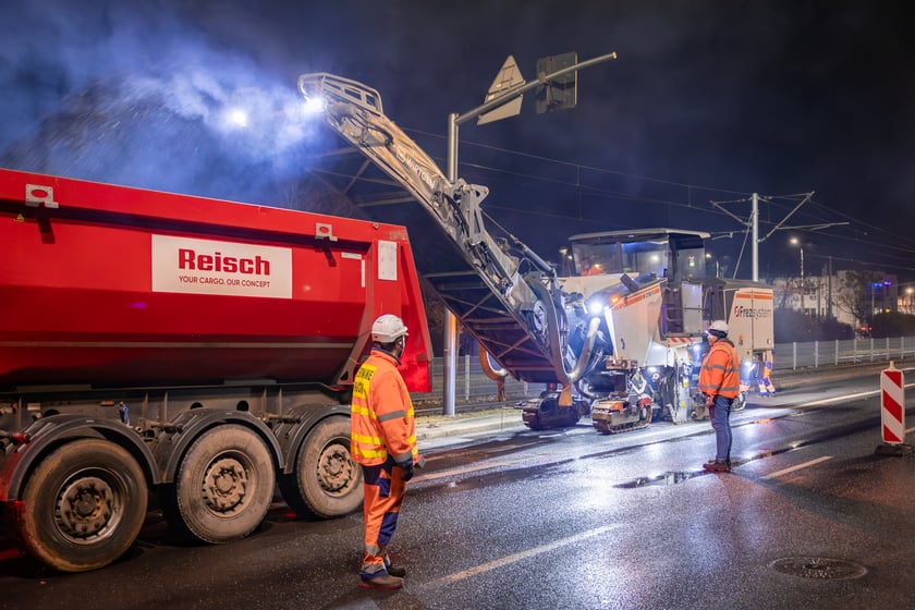 Powiększ obraz: Nocne frezowanie asfaltu na odcinku ul. Powstańców Śląskich między Orlą i Krzycką.