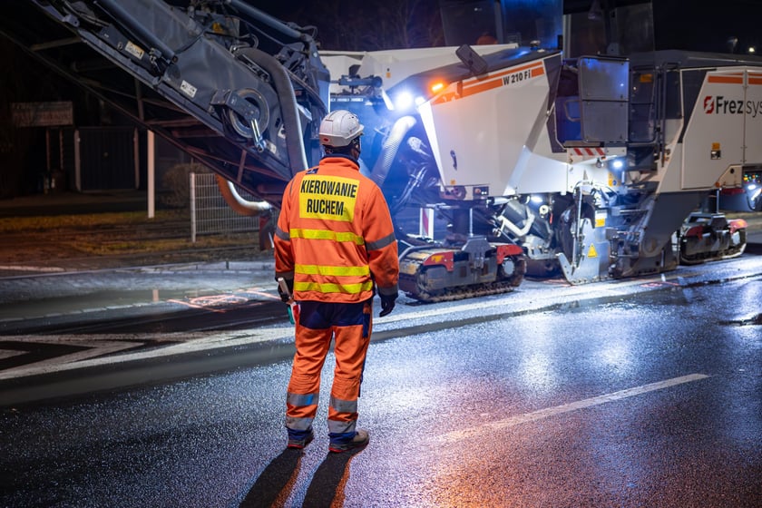 Powiększ obraz: Nocne frezowanie asfaltu na odcinku ul. Powstańców Śląskich między Orlą i Krzycką.