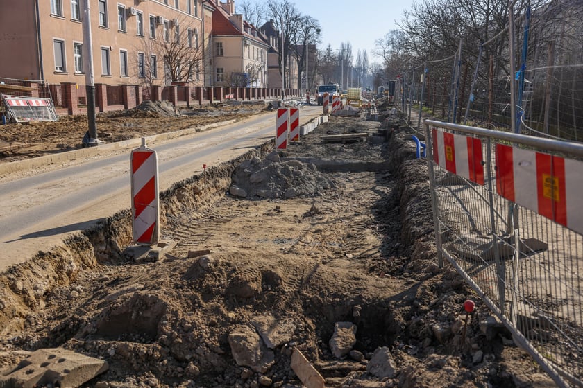Powiększ obraz: 7 marca ruszyły prace remontowe na ul. Przybyszewskiego związane z poszerzaniem tej ulicy.