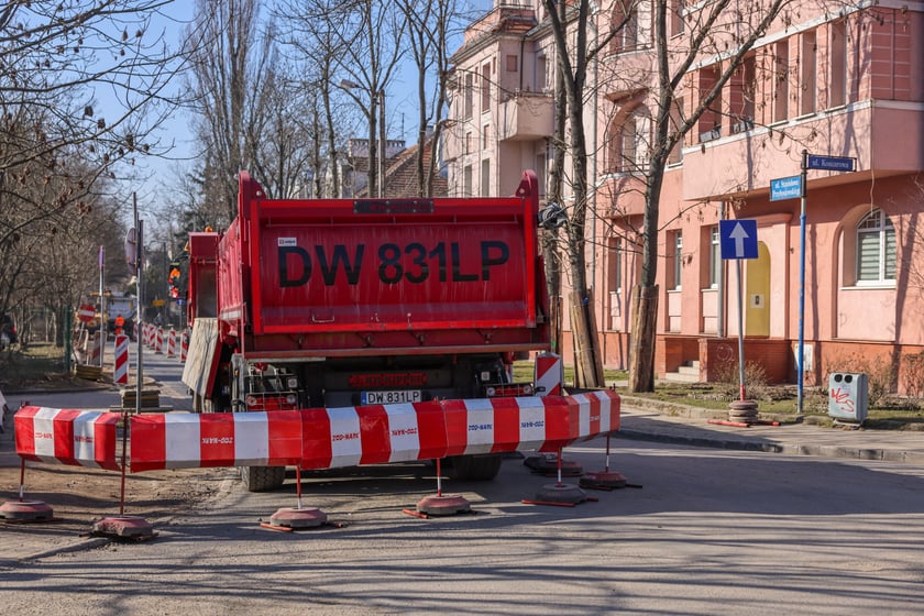 Powiększ obraz: 7 marca ruszyły prace remontowe na ul. Przybyszewskiego związane z poszerzaniem tej ulicy.