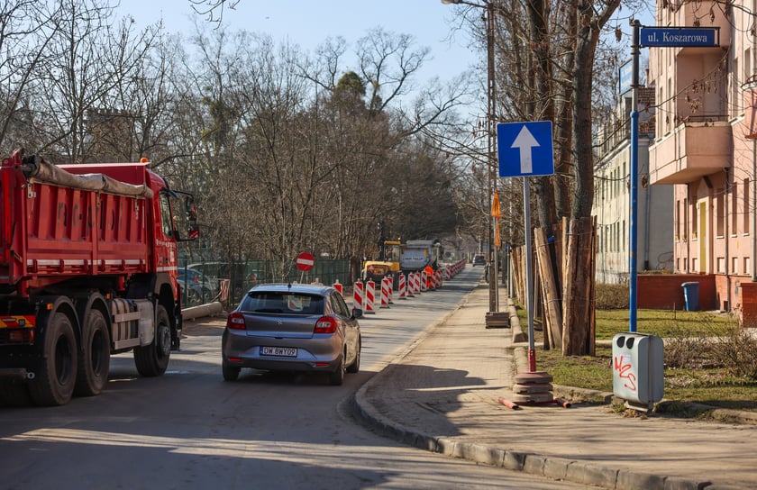 Powiększ obraz: 7 marca ruszyły prace remontowe na ul. Przybyszewskiego związane z poszerzaniem tej ulicy.