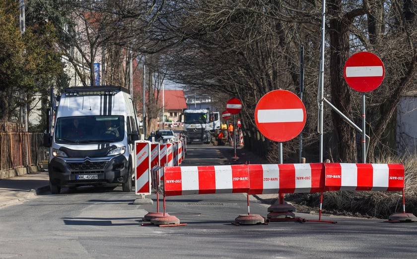 Powiększ obraz: 7 marca ruszyły prace remontowe na ul. Przybyszewskiego związane z poszerzaniem tej ulicy.