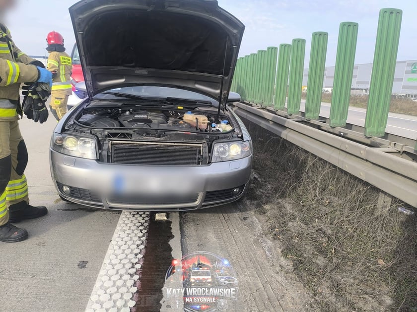Powiększ obraz: Zdjęcie rozbitego samochodu na autostradzie A4.