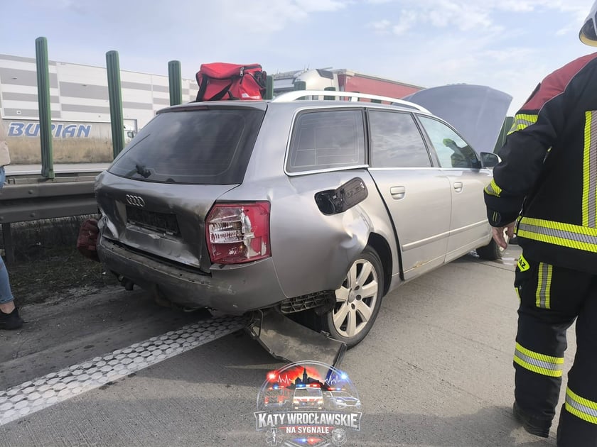 Powiększ obraz: Zdjęcie rozbitego samochodu na autostradzie A4.