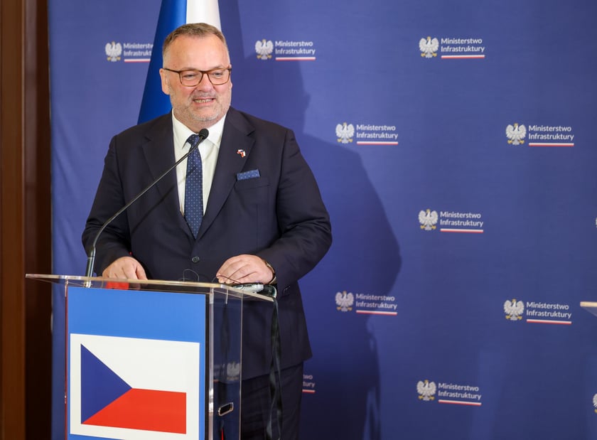 Powiększ obraz: Ivan Bednárik czeskim minister transportu przy mównicy.