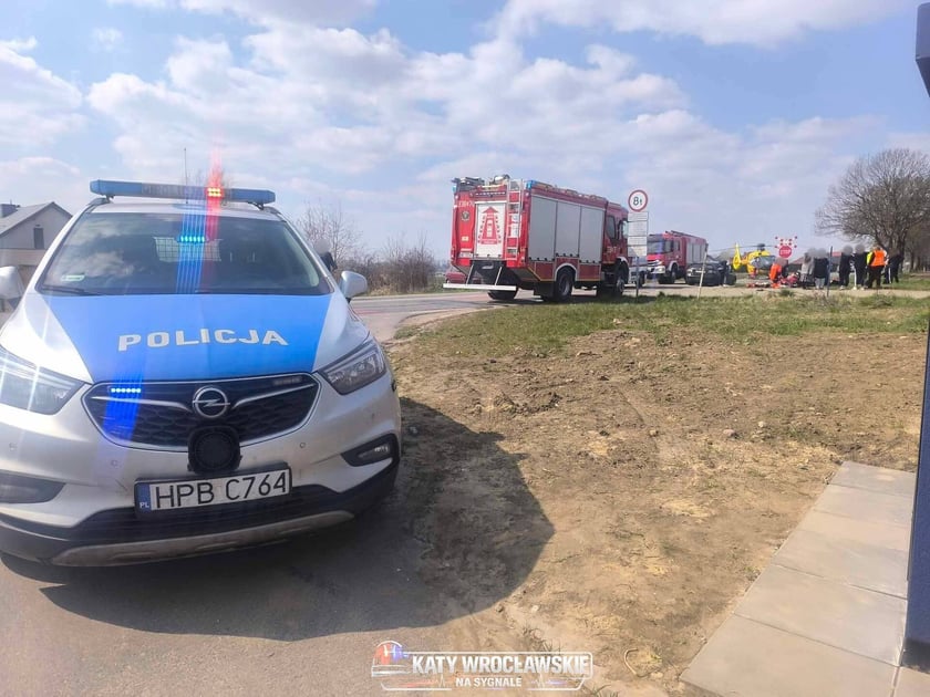 Powiększ obraz: Wypadek na przejeździe kolejowym w Chrzanowie, w gminie Kobierzyce 11 kwietnia 2026 r.