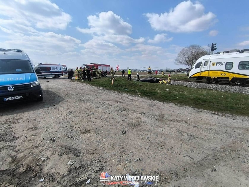 Powiększ obraz: Wypadek na przejeździe kolejowym w Chrzanowie, w gminie Kobierzyce 11 kwietnia 2026 r.