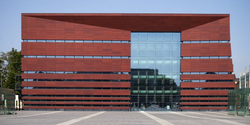 Widok na budynek Narodowego Forum Muzyki.