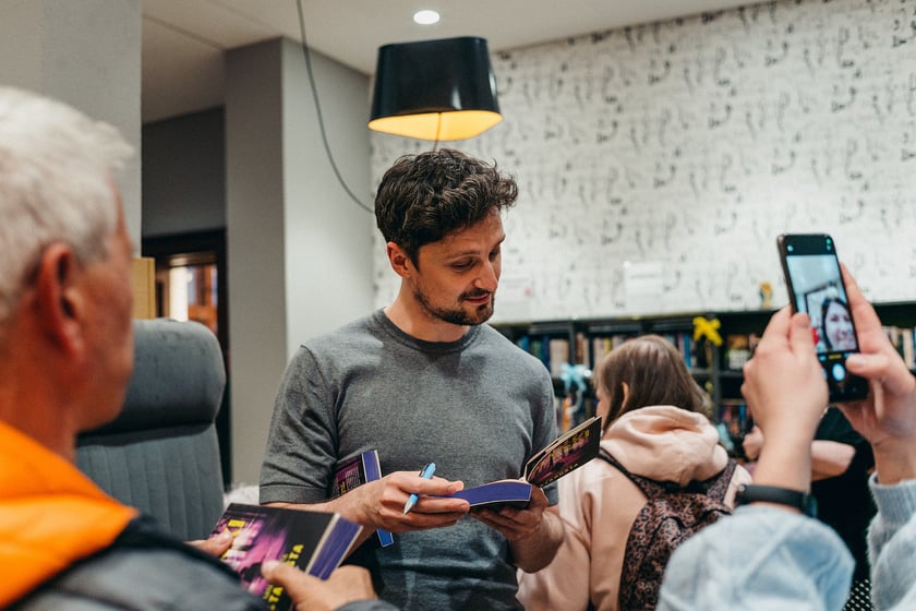 Otwarcie festiwalu #WrocławCzyta w filii nr 12 Miejskiej Biblioteki Publicznej na Dworcu Głównym.
