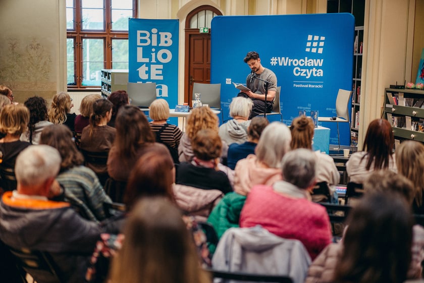 Czytanie performatywne Filipa Kosiora, festiwal #WrocławCzyta, 8 maja 2026.r