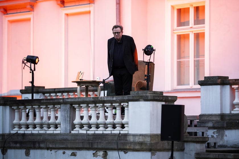W ogrodzie Wrocławskiego Teatru Pantomimy Olaf Lubaszenko czytał „Rok, w którym nie umarłem” Mikołaja Grynberga