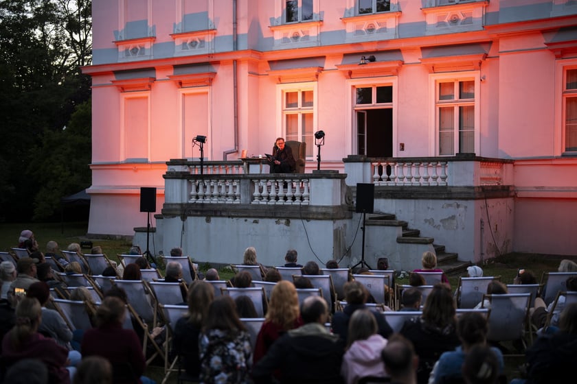 W ogrodzie Wrocławskiego Teatru Pantomimy Olaf Lubaszenko czytał „Rok, w którym nie umarłem” Mikołaja Grynberga