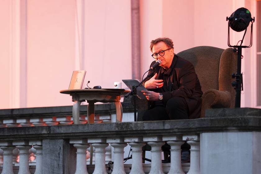 W ogrodzie Wrocławskiego Teatru Pantomimy Olaf Lubaszenko czytał „Rok, w którym nie umarłem” Mikołaja Grynberga