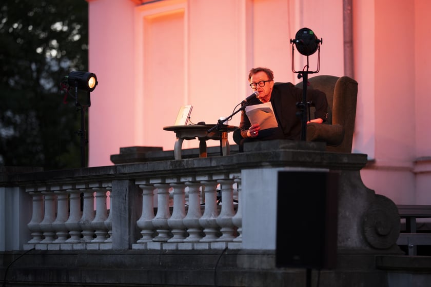 W ogrodzie Wrocławskiego Teatru Pantomimy Olaf Lubaszenko czytał „Rok, w którym nie umarłem” Mikołaja Grynberga