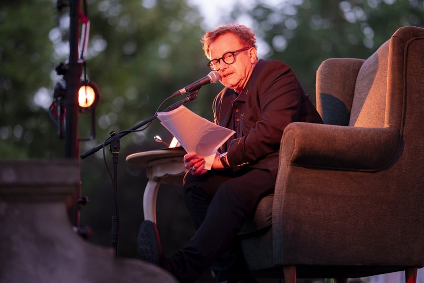 W ogrodzie Wrocławskiego Teatru Pantomimy Olaf Lubaszenko czytał „Rok, w którym nie umarłem” Mikołaja Grynberga