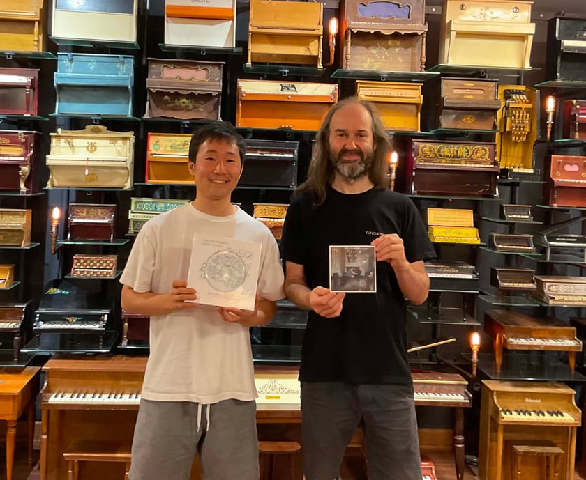 <p><span style="font-family: Calibri, sans-serif; font-size: 16px;">Naruhiko Kawaguchi podczas wizyty w Galerii Toy Piano w ubieglym roku&nbsp; wraz z tw&oacute;rcą tego miejsca, Pawłem Romańczukiem</span></p>