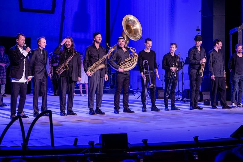W spektaklu zagrali: Mateusz Pospieszalski (saksofon), Piotr Wróbel (suzafon, tuba), Grzegorz Pałka (puzon), Bartek Łupiński (puzon), Piotr Chęcki (saksofon tenorowy), Oskar Torok (trąbka), Marek Pospieszalski (saksofon tenorowy), Grzegorz Tarwid (instrumenty klawiszowe), Michał Bryndal (perkusja), Tomek Dąbrowski (trąbka)