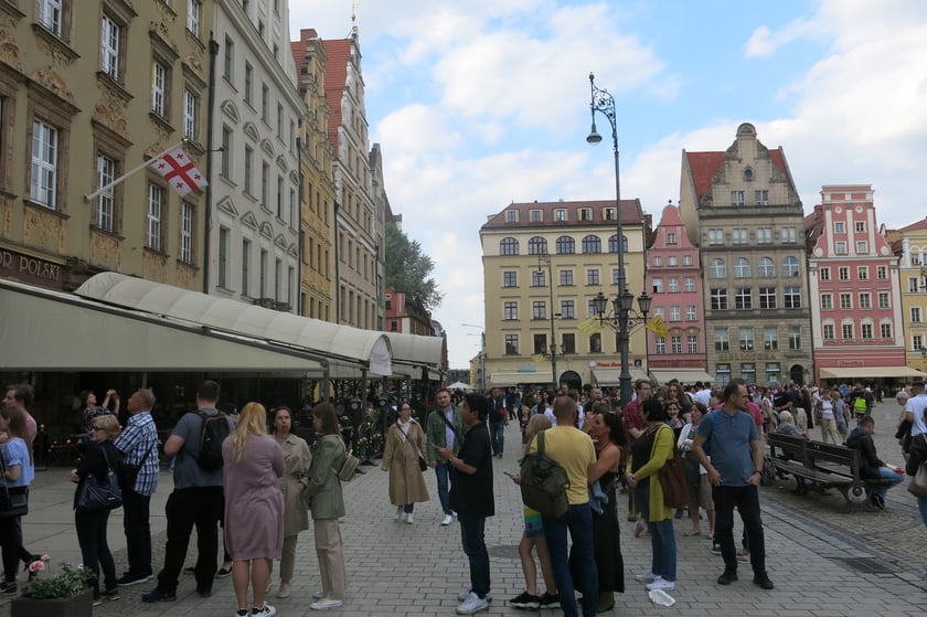 Publiczność przed Muzeum Pana Tadeusza