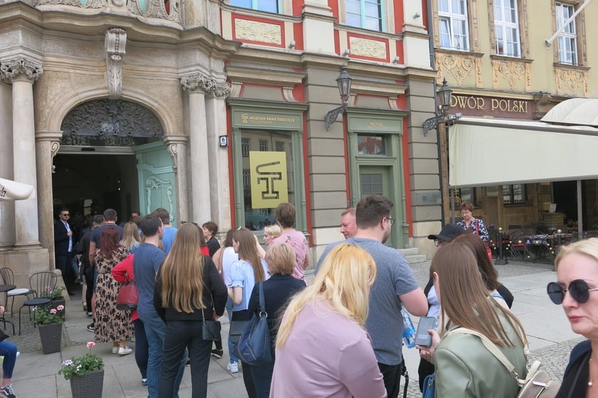 Publiczność przed Muzeum Pana Tadeusza