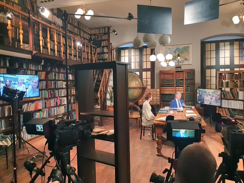 Profesor Jan Miodek na planie programu "Słownik polsko@polski", który jest nagrywany we Wrocławiu