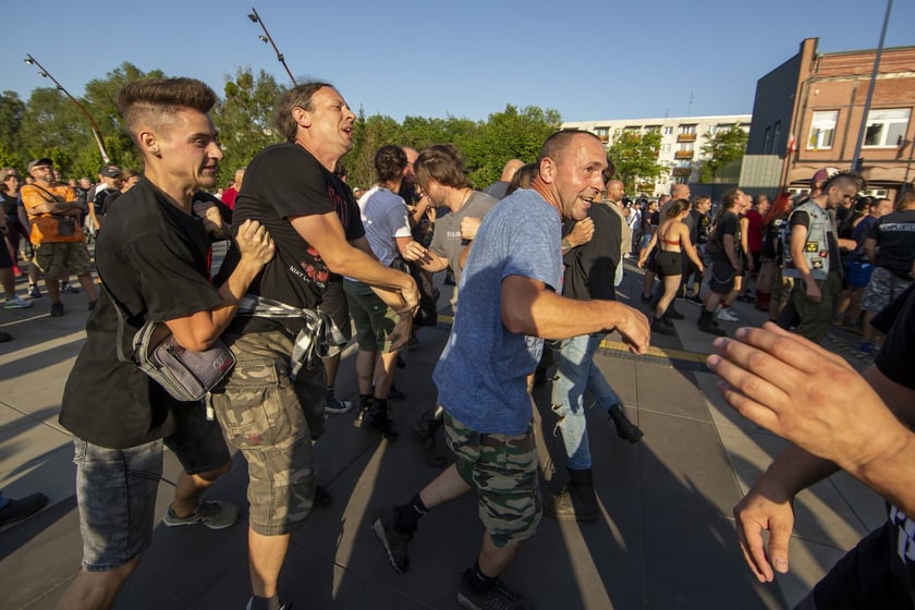 W Zajezdni przy ul. Grabiszyńskiej zagrały prawdziwe legendy punk rocka: LENIWIEC, KSU, DEZERTER. Gwiazdą wieczoru był THE EXPLOITED.