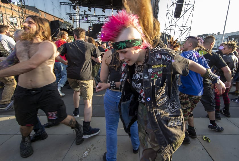 W Zajezdni przy ul. Grabiszyńskiej zagrały prawdziwe legendy punk rocka: LENIWIEC, KSU, DEZERTER. Gwiazdą wieczoru był THE EXPLOITED.