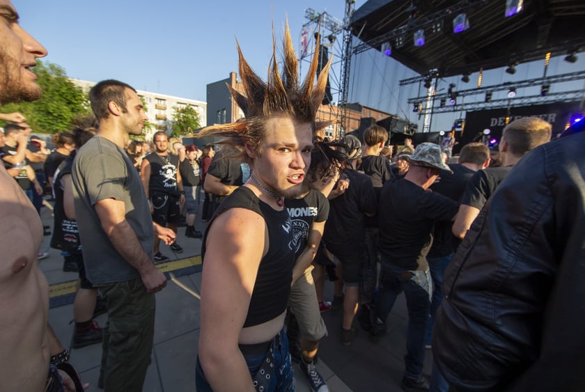 W Zajezdni przy ul. Grabiszyńskiej zagrały prawdziwe legendy punk rocka: LENIWIEC, KSU, DEZERTER. Gwiazdą wieczoru był THE EXPLOITED.