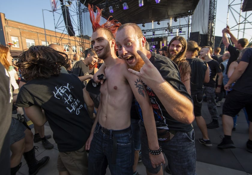 W Zajezdni przy ul. Grabiszyńskiej zagrały prawdziwe legendy punk rocka: LENIWIEC, KSU, DEZERTER. Gwiazdą wieczoru był THE EXPLOITED.