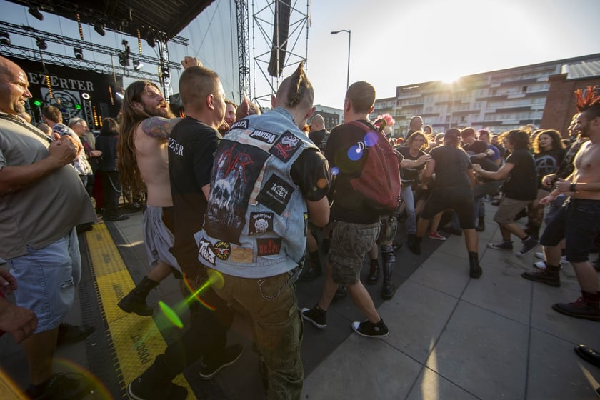 W Zajezdni przy ul. Grabiszyńskiej zagrały prawdziwe legendy punk rocka: LENIWIEC, KSU, DEZERTER. Gwiazdą wieczoru był THE EXPLOITED.