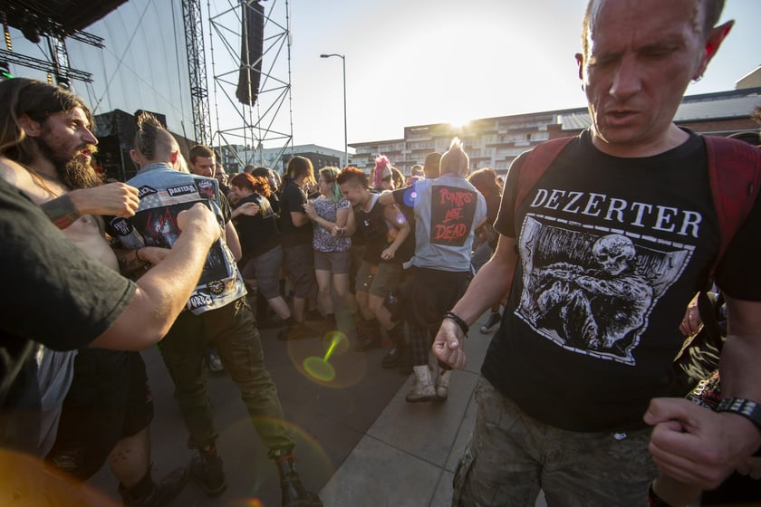 W Zajezdni przy ul. Grabiszyńskiej zagrały prawdziwe legendy punk rocka: LENIWIEC, KSU, DEZERTER. Gwiazdą wieczoru był THE EXPLOITED.