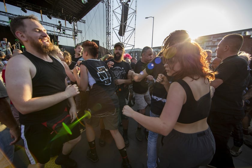 W Zajezdni przy ul. Grabiszyńskiej zagrały prawdziwe legendy punk rocka: LENIWIEC, KSU, DEZERTER. Gwiazdą wieczoru był THE EXPLOITED.