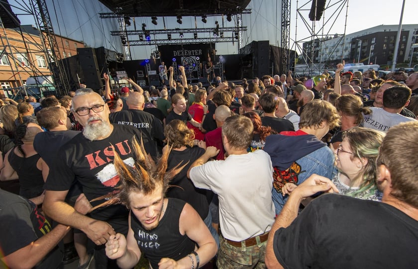 W Zajezdni przy ul. Grabiszyńskiej zagrały prawdziwe legendy punk rocka: LENIWIEC, KSU, DEZERTER. Gwiazdą wieczoru był THE EXPLOITED.