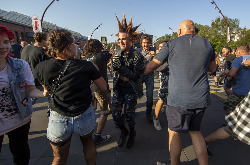 W Zajezdni przy ul. Grabiszyńskiej zagrały prawdziwe legendy punk rocka: LENIWIEC, KSU, DEZERTER. Gwiazdą wieczoru był THE EXPLOITED.