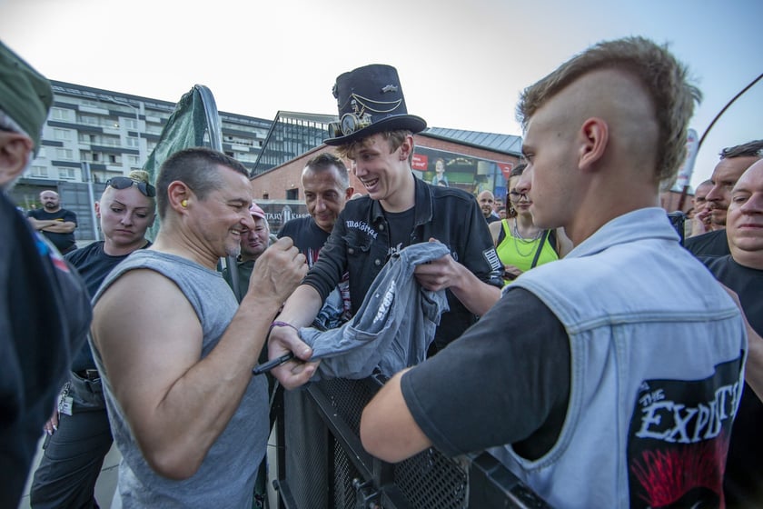 W Zajezdni przy ul. Grabiszyńskiej zagrały prawdziwe legendy punk rocka: LENIWIEC, KSU, DEZERTER. Gwiazdą wieczoru był THE EXPLOITED.