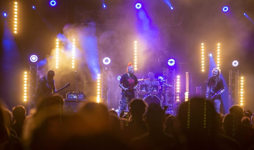 W Zajezdni przy ul. Grabiszyńskiej zagrały prawdziwe legendy punk rocka: LENIWIEC, KSU, DEZERTER. Gwiazdą wieczoru był THE EXPLOITED.