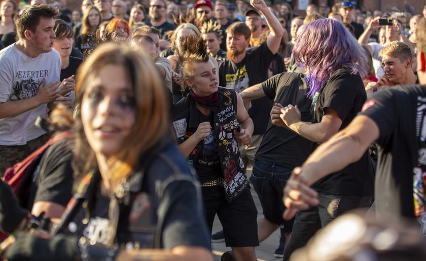 W Zajezdni przy ul. Grabiszyńskiej zagrały prawdziwe legendy punk rocka: LENIWIEC, KSU, DEZERTER. Gwiazdą wieczoru był THE EXPLOITED.